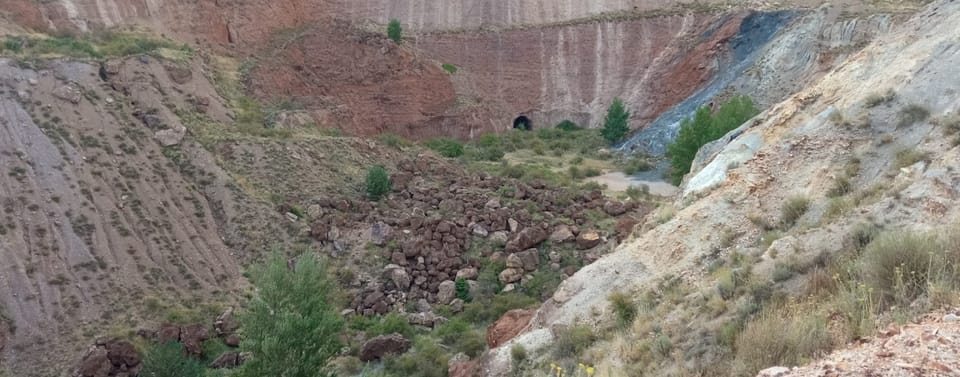 Corte de la explotación minera a cielo abierto, con las capas de mineral rojizo al descubierto