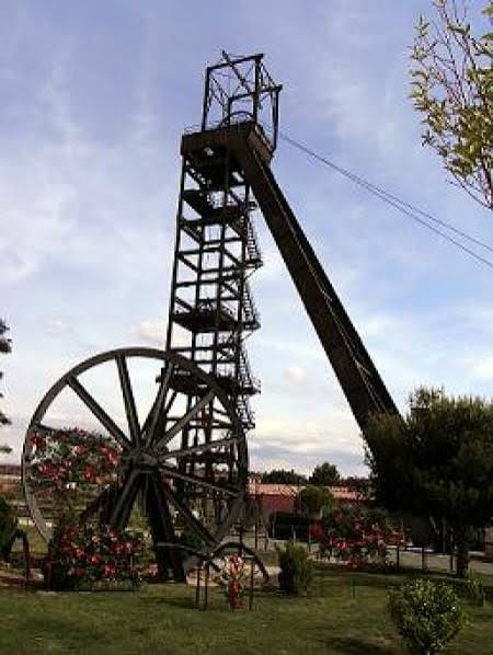 Castillete de extracción de la mina, estructura metálica con su gran polea, conservado como monumento