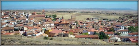 Panorámica de los tejados de Ojos Negros con el llano del Jiloca extendiéndose detrás